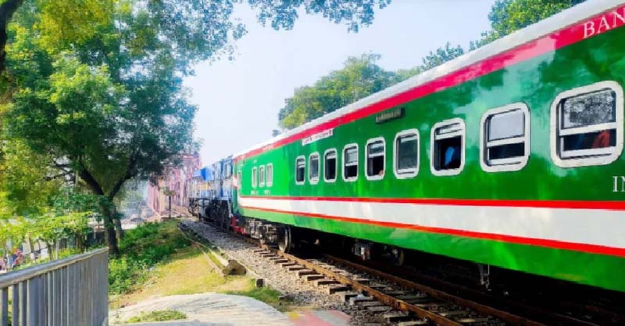 তাপদাহে সিল্কসিটি ট্রেনে আগুন॥ আতঙ্কে আহত ১০ যাত্রী