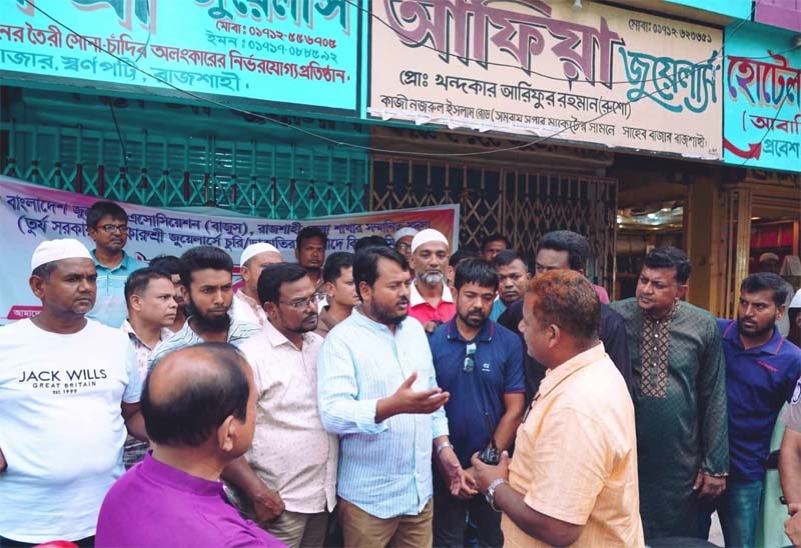 কারুশ্রী জুয়েলার্সে চুরির ঘটনায় ঘটনাস্থল পরিদর্শনে রাসিক প্রশাসক মাহফুজুর রহমান রিটন
