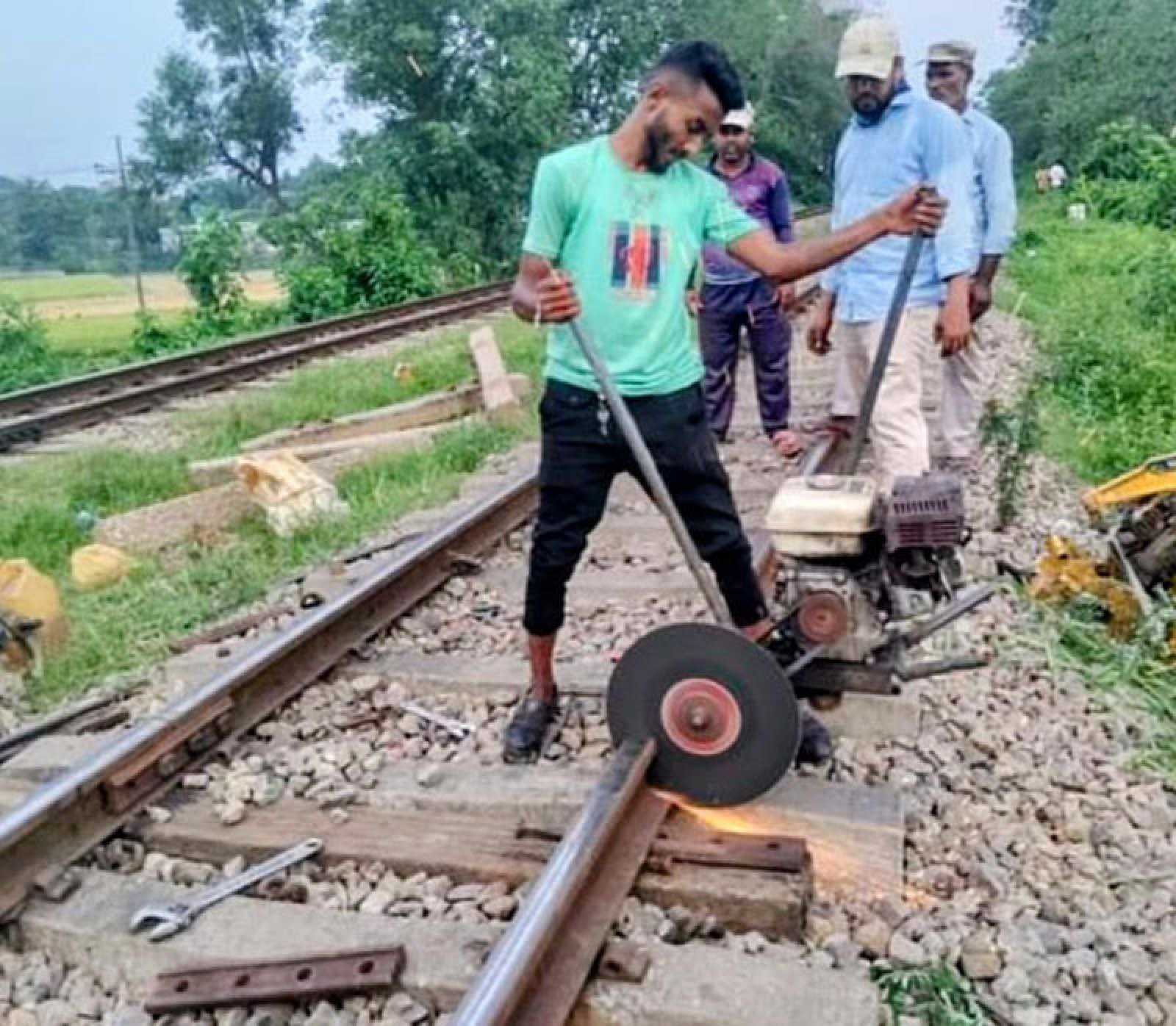 রক্ষণাবেক্ষণ সরঞ্জামাদির অভাবে পশ্চিমাঞ্চল রেলপথে নিরাপত্তা নিয়ে চরম উদ্বেগ