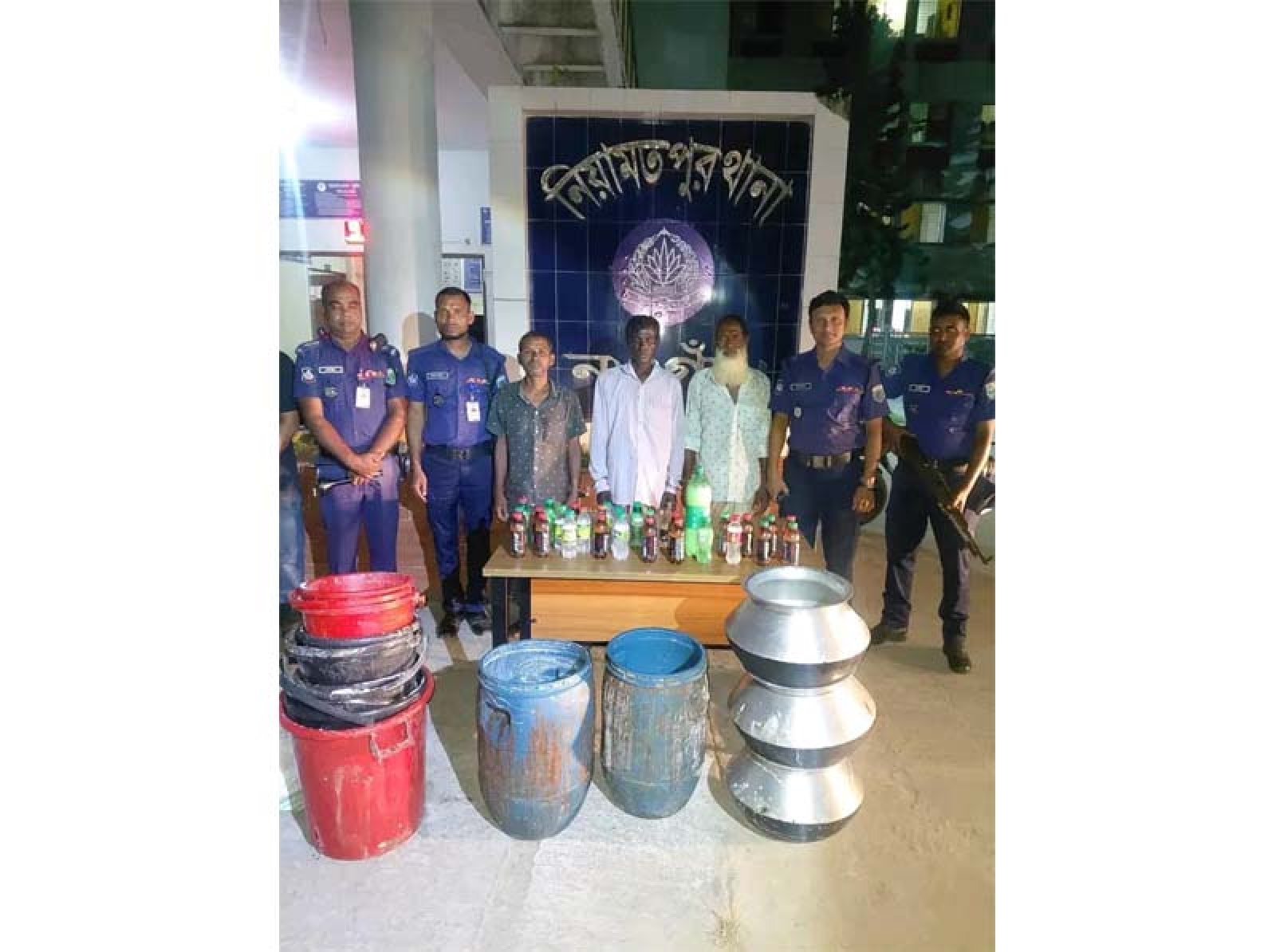 নিয়ামতপুরে ৫৫০  লিটার  চোলাই মদসহ গ্রেপ্তার ৩
