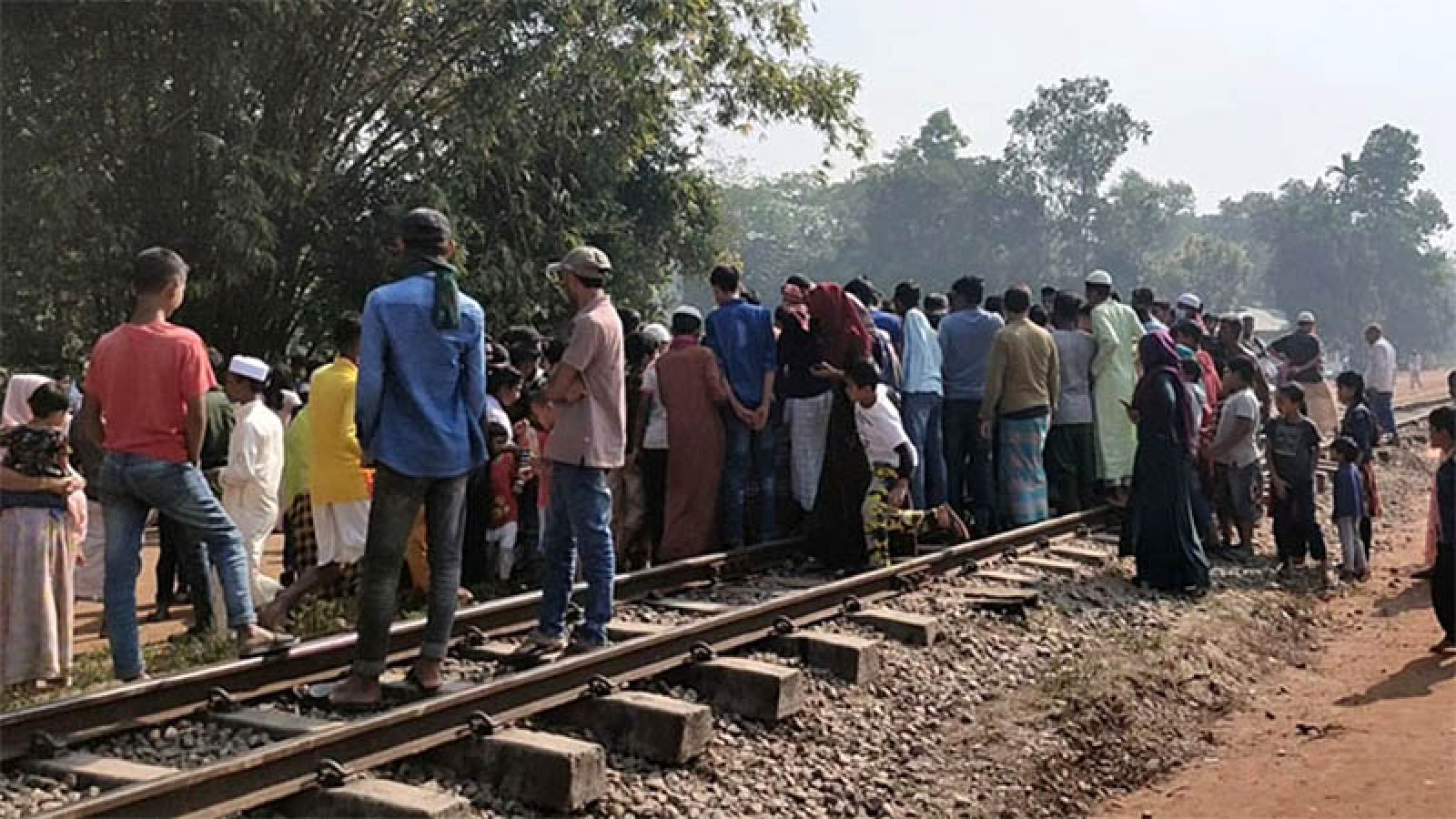 দুই সন্তানসহ ট্রেনের নিচে ঝাঁপ দিলেন মা