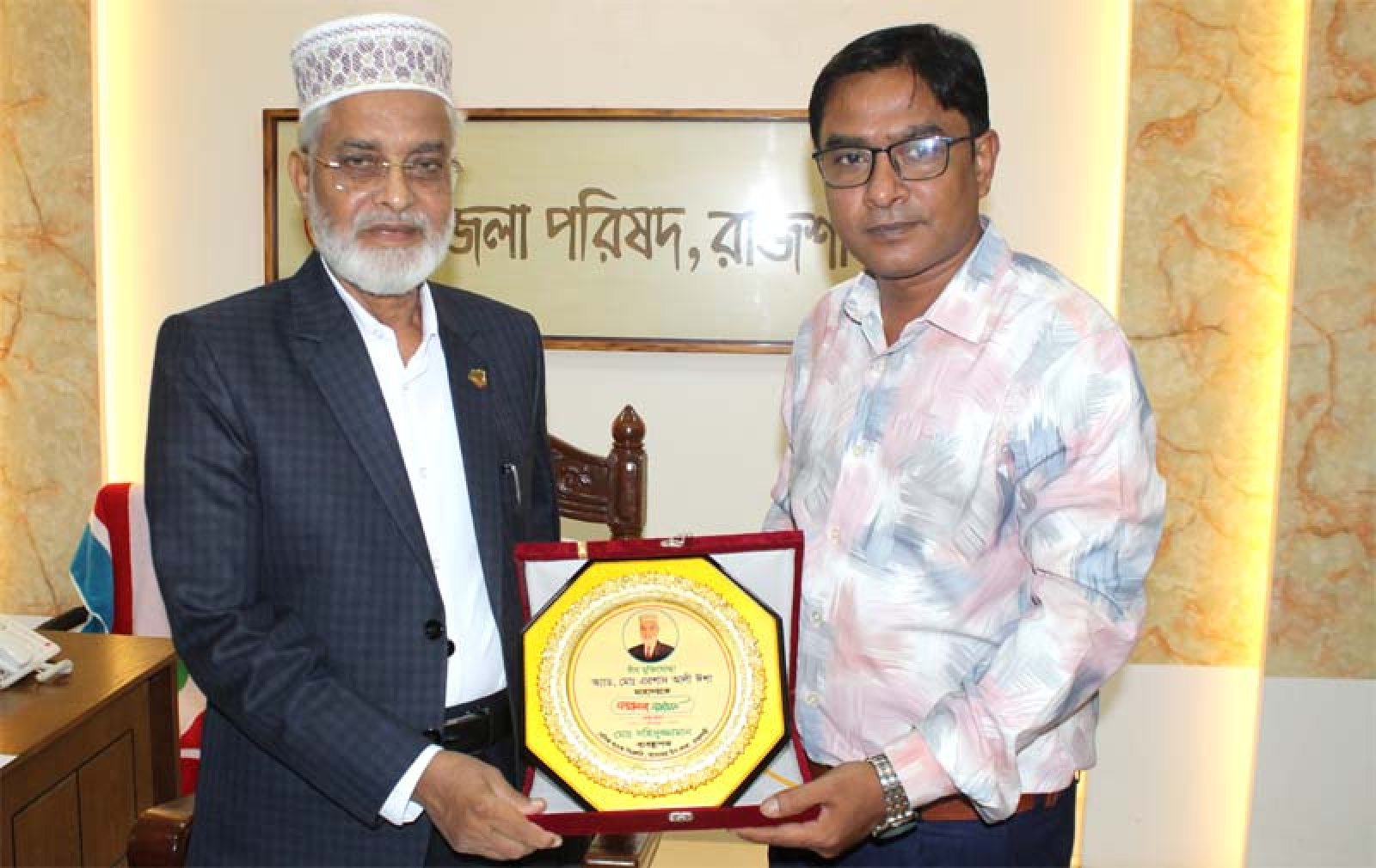 জেলা পরিষদ প্রশাসকে সম্মাননা স্মারক প্রদান