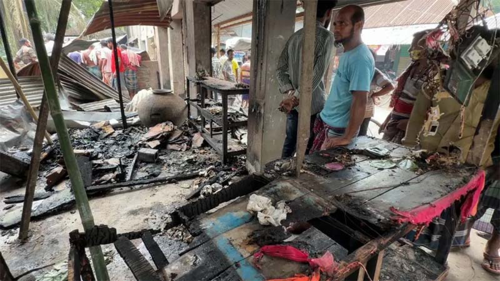 দোকানের আগুন নেভাতে গিয়ে সিলিন্ডার বিস্ফোরণ, নিহত ১