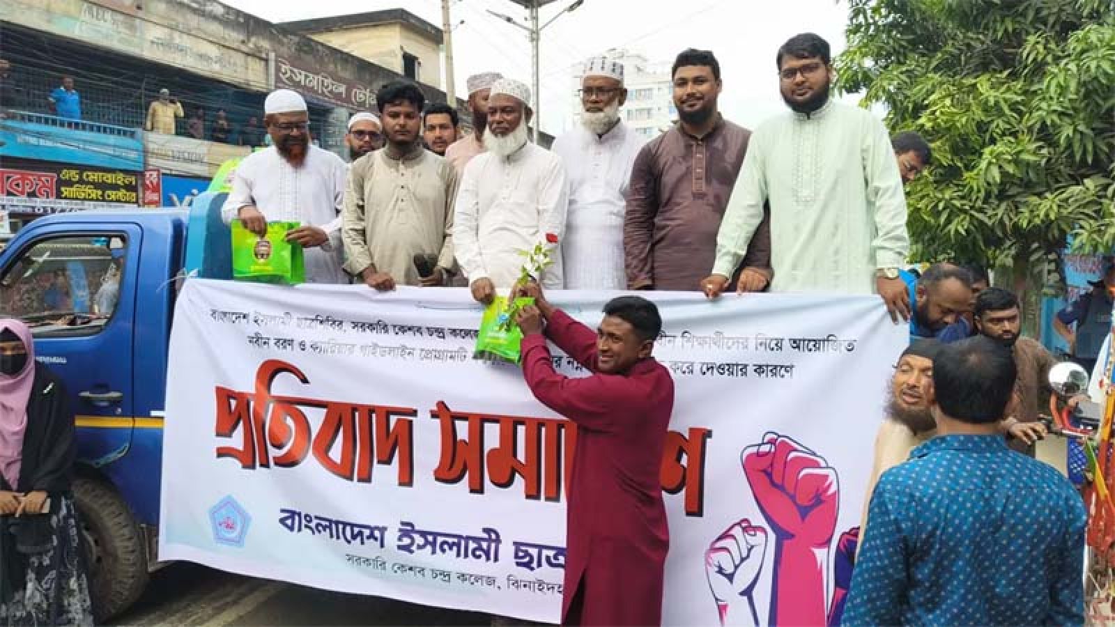 নবীনবরণ ঠেকাতে কলেজে তালা, রাস্তায় শিবিরের অনুষ্ঠান