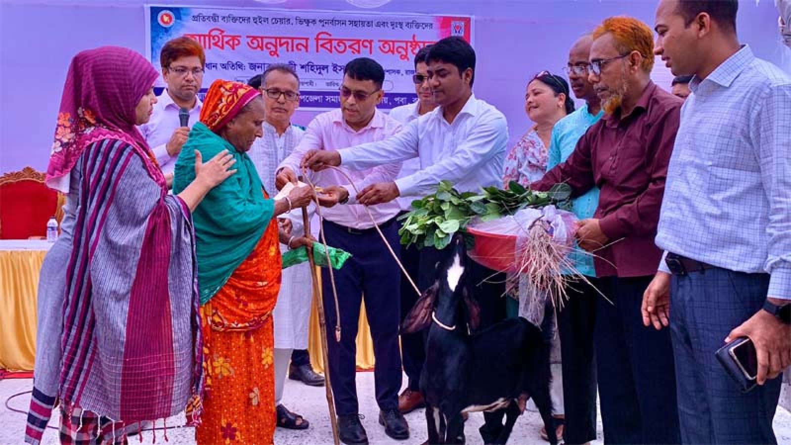 পবায় প্রতিবন্ধী ও দুঃস্থদের মাঝে মানবিক সহায়তা বিতরণ