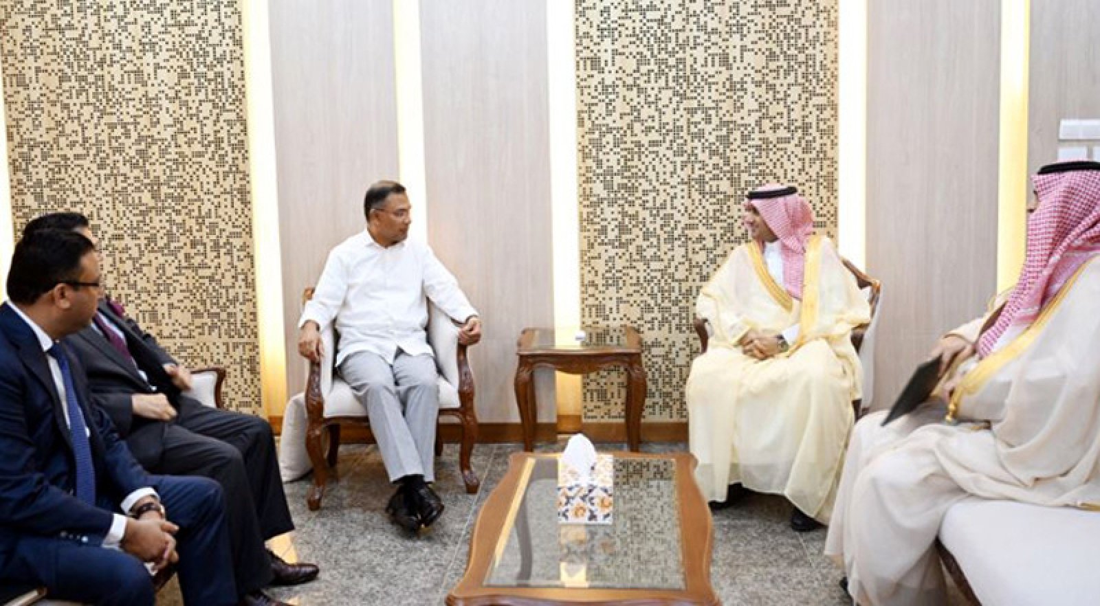 প্রধানমন্ত্রীর সঙ্গে সৌদি রাষ্ট্রদূতের সৌজন্য সাক্ষাৎ