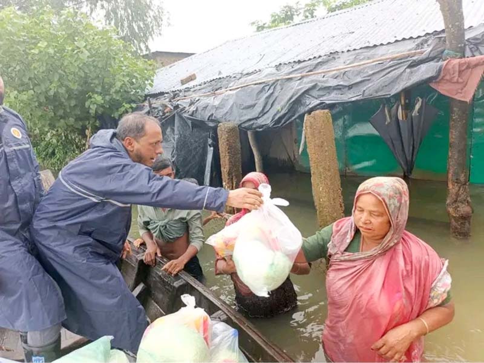 বন্যাদুর্গতদের জন্য ৩০ লাখ টাকা ও সাড়ে ৪০০ মেট্রিক টন চাল বরাদ্দ