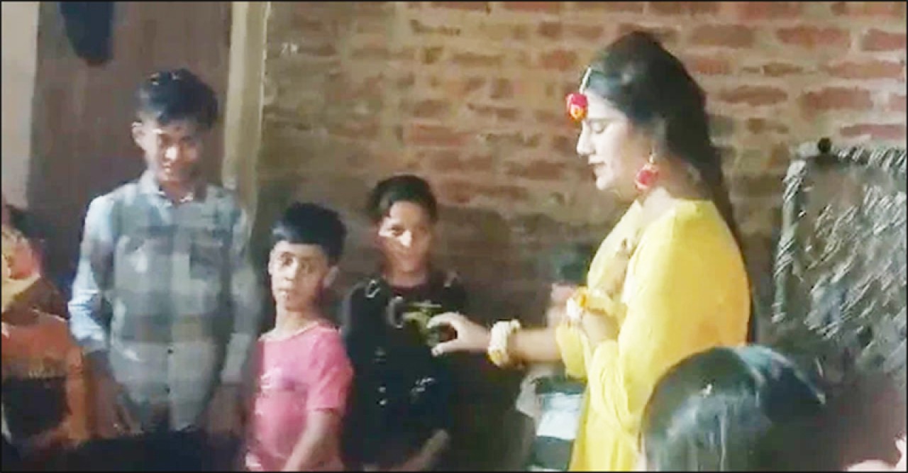 বোনের হলুদ অনুষ্ঠানে নাচতে নাচতে তরুণীর মৃত্যু