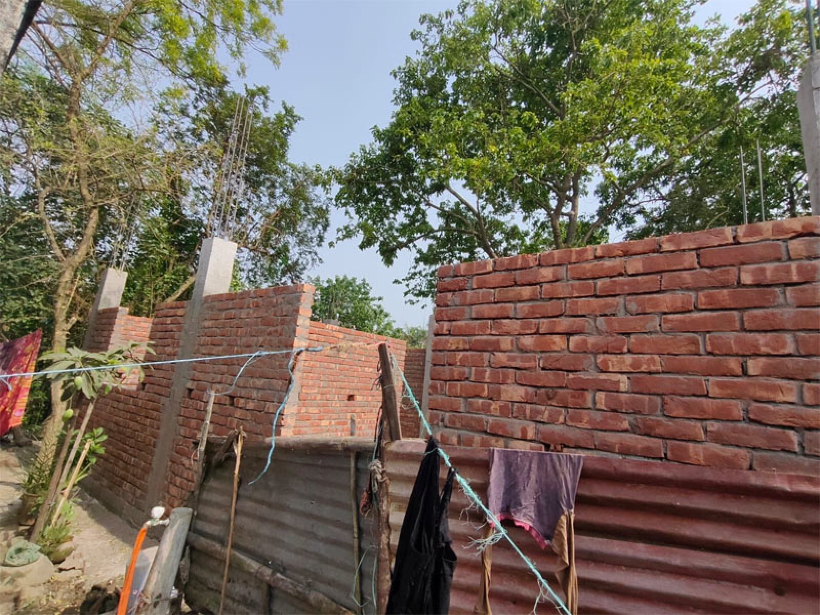 গোদাগাড়ীতে আদালতের নিষেধাজ্ঞা অমান্য করে বাড়ি নির্মাণ