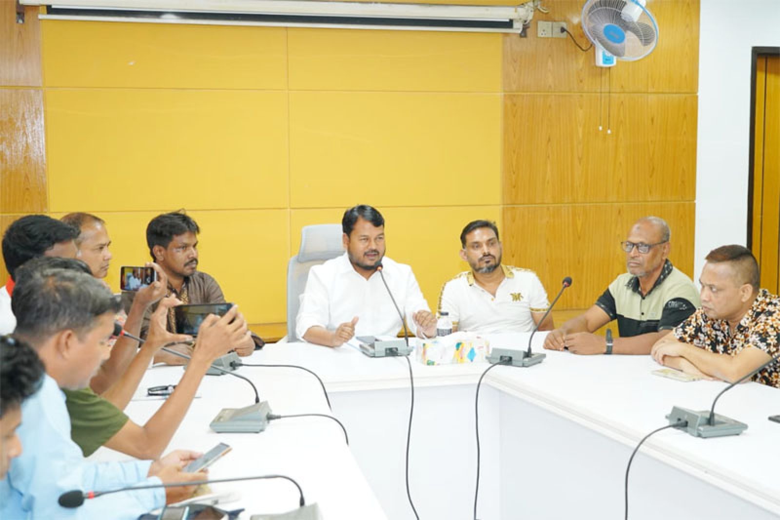 রাজশাহী বরেন্দ্র প্রেসক্লাবের নেতৃবৃন্দের সাথে মতবিনিময়কালে রাসিক প্রশাসক