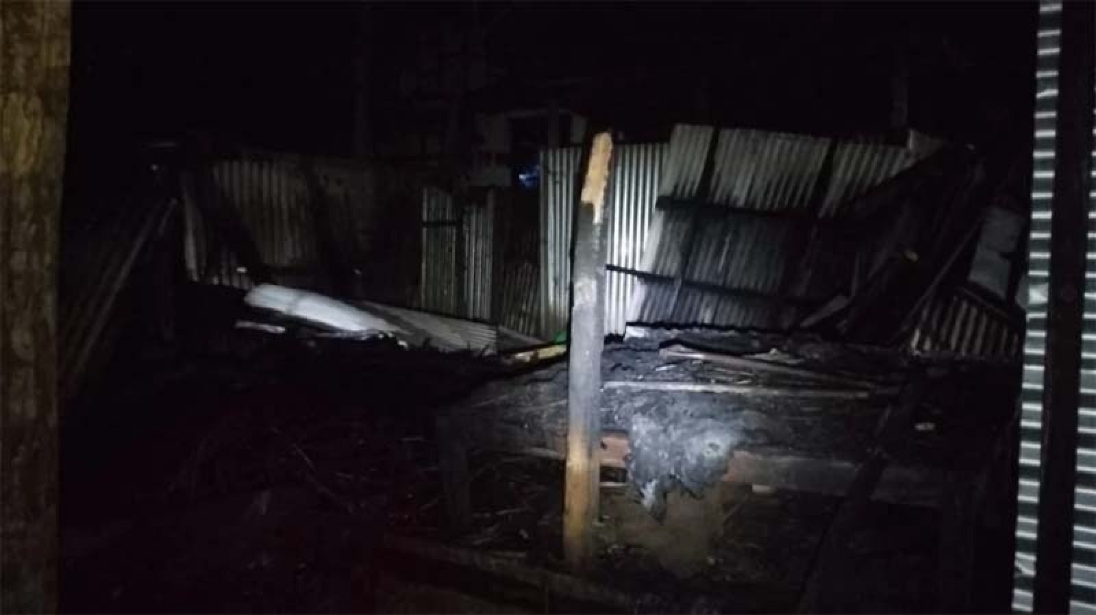 ঋণের টাকা জুয়ায় উড়িয়ে নিজ ঘরে আগুন দিলো দুই ভাই