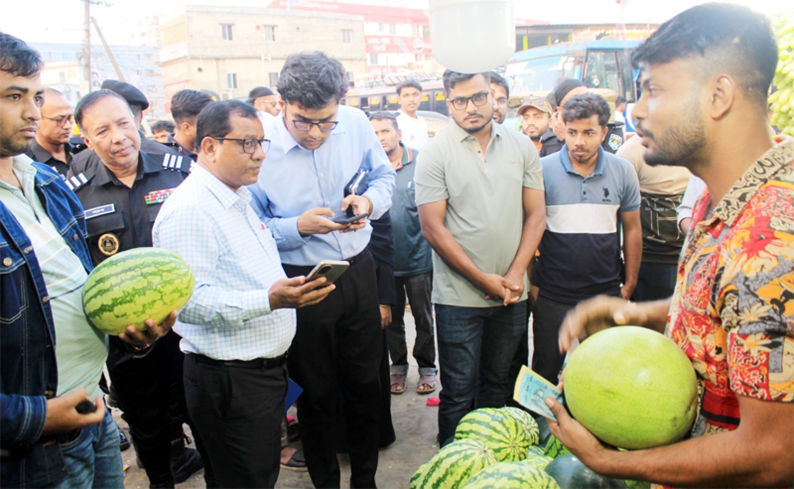 কক্সবাজারে দ্রব্যমূল্য ও বিভিন্ন পণ্যের বাজার দর পর্যবেক্ষণে ভ্রাম্যমান আদালত