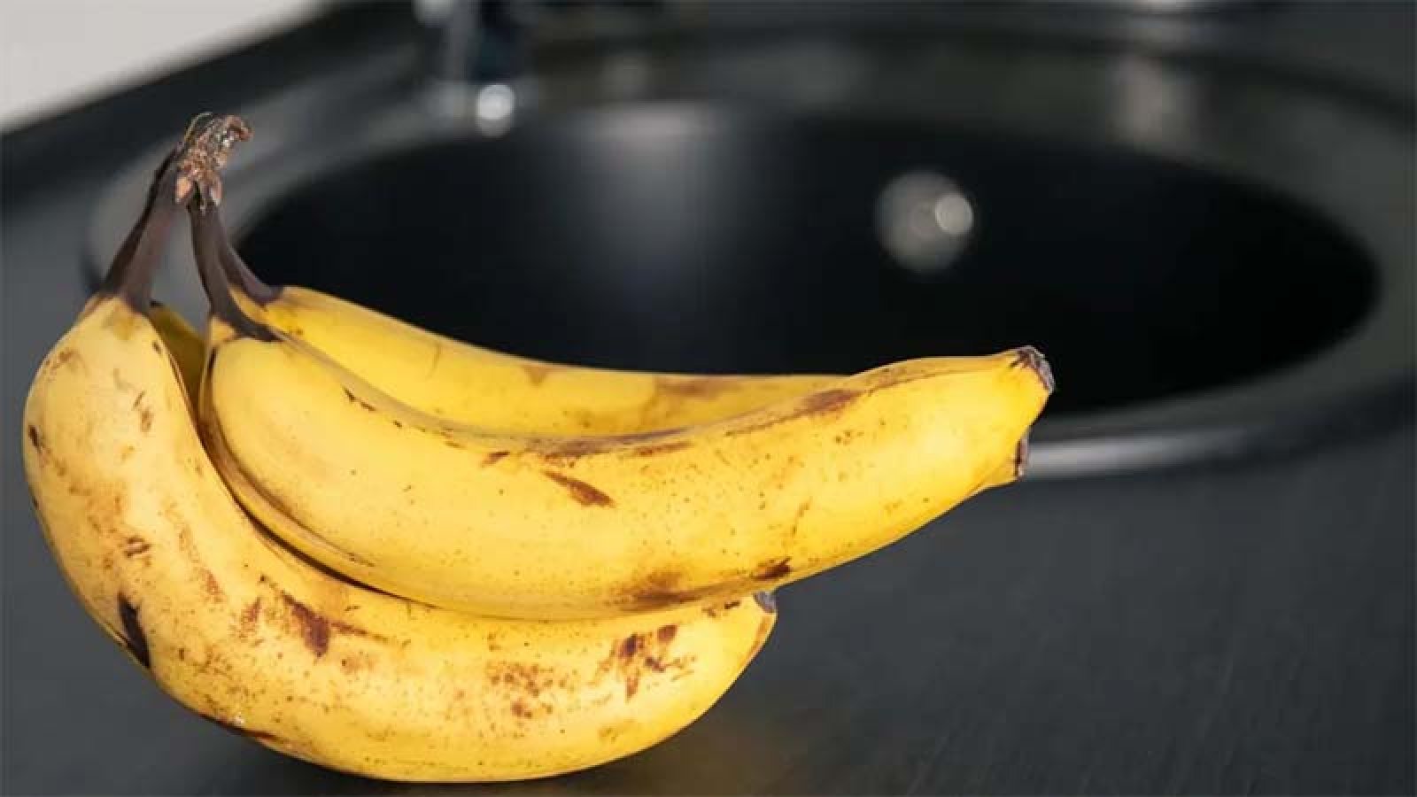 কলার খোসা ছাড়ানোর আগে ধুয়ে নেবেন যে কারণে
