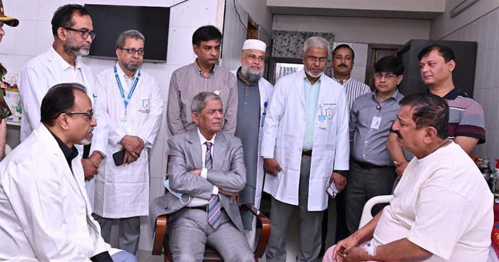 ভূমিমন্ত্রীকে দেখতে হাসপাতালে রাষ্ট্রপতি