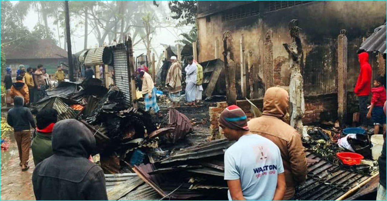 কাঁচা বাজারে অগ্নিকাণ্ডে ২০ লাখ টাকার সম্পদের ক্ষতি