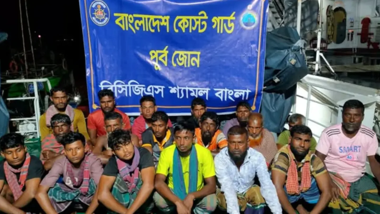 মাঝদরিয়ায় ইঞ্জিন বিকল॥ ১৮ জেলের প্রাণ বাঁচালো কোস্ট গার্ড