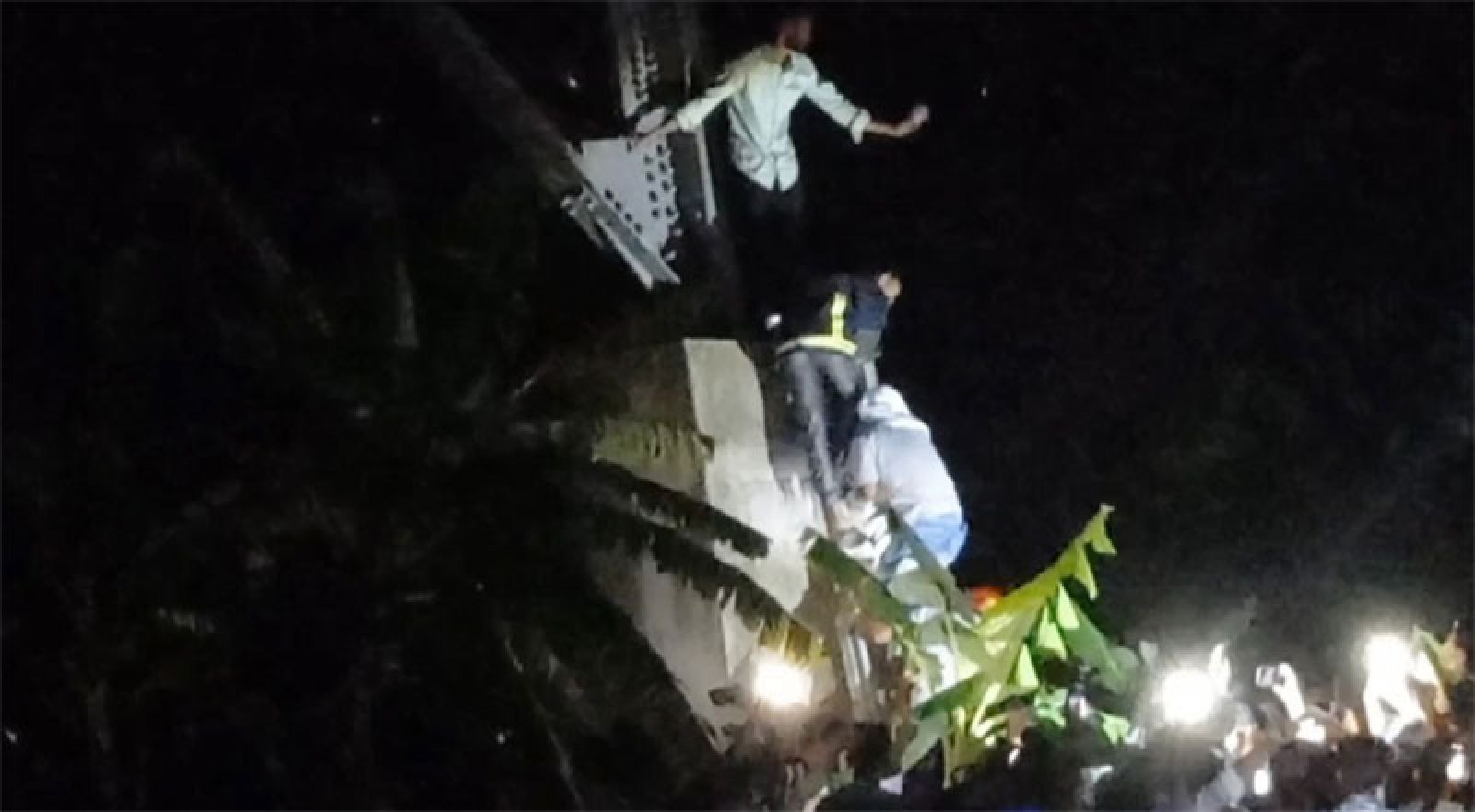 ৪শ ফুট বৈদ্যুতিক টাওয়ার থেকে লাফিয়ে আত্মহত্যার চেষ্টা!