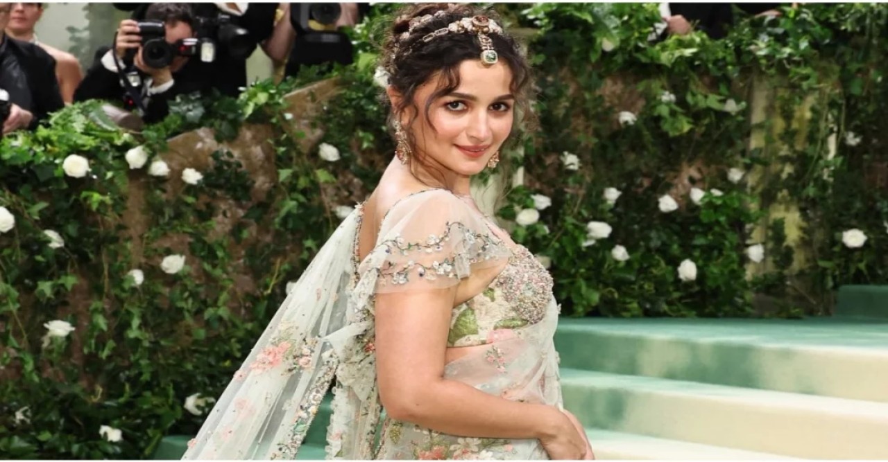 মেট গালায় শাড়িতে মুগ্ধতা নজর কাড়লেন আলিয়া