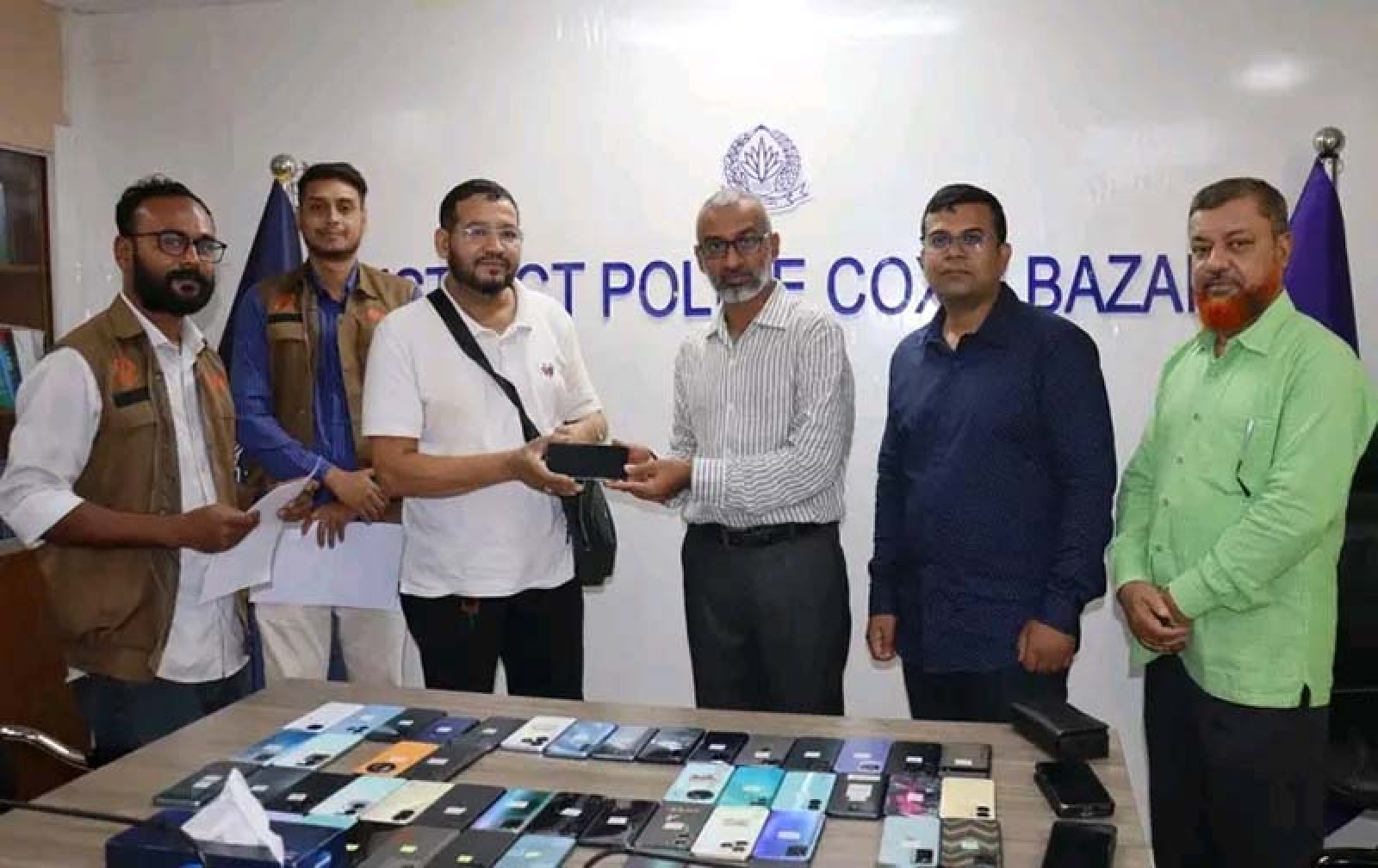 হারিয়ে যাওয়া শখের ফোন ফিরে পেয়ে পুলিশের প্রতি কৃতজ্ঞতা