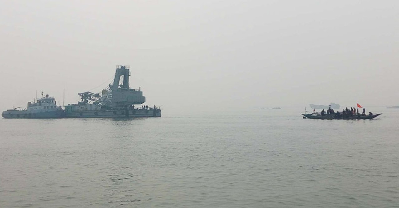 পদ্মায় ফেরি ডুবি : ঘটনাস্থলে উদ্ধারকারী জাহাজ রুস্তম