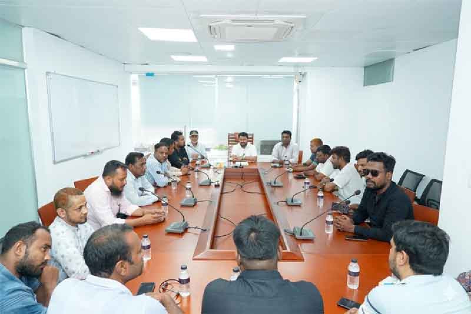 রাজশাহী মডেল প্রেসক্লাবের সদস্যদের সাথে রাসিক প্রশাসক  রিটনের মতবিনিময়