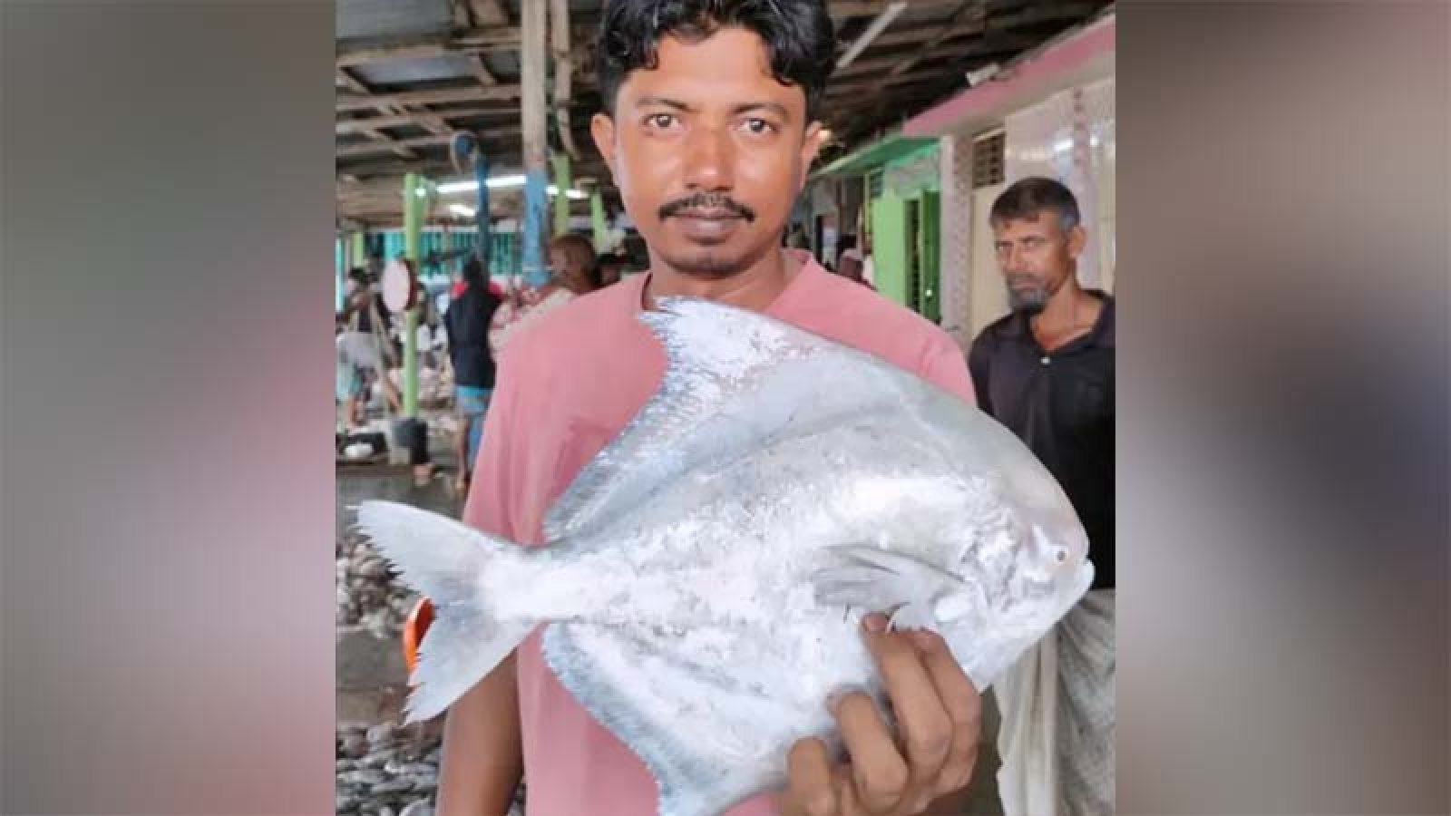 বঙ্গোপসাগরে ধরা পড়ল ১.৭ কেজির রূপচাঁদা