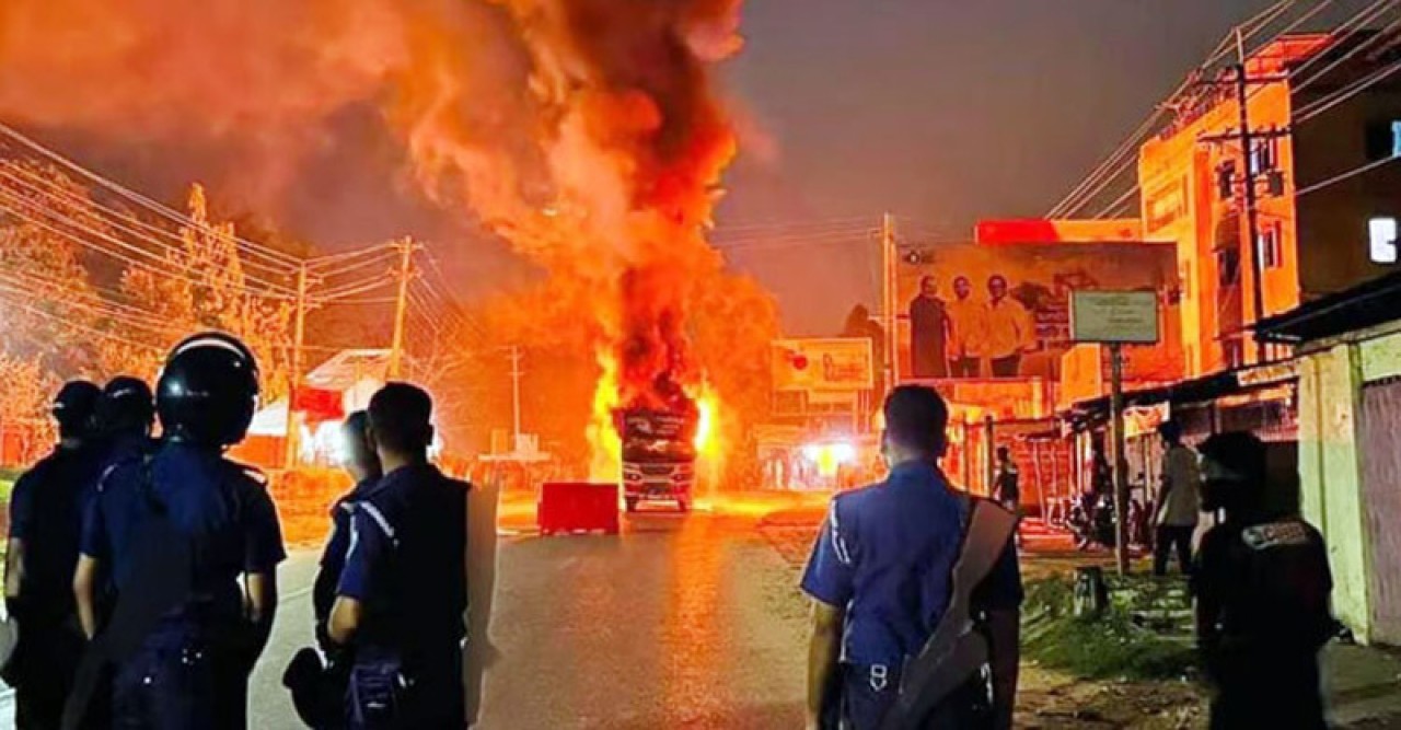 চুয়েটের সামনে বাসে আগুন