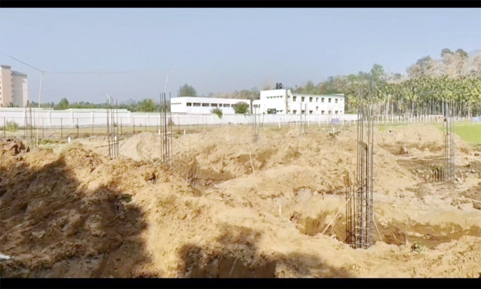 ইনানীতে আদালতের নিষেধাজ্ঞা অমান্য করে বিরোধীয় জমিতে স্থাপনা নির্মাণের অভিযোগ
