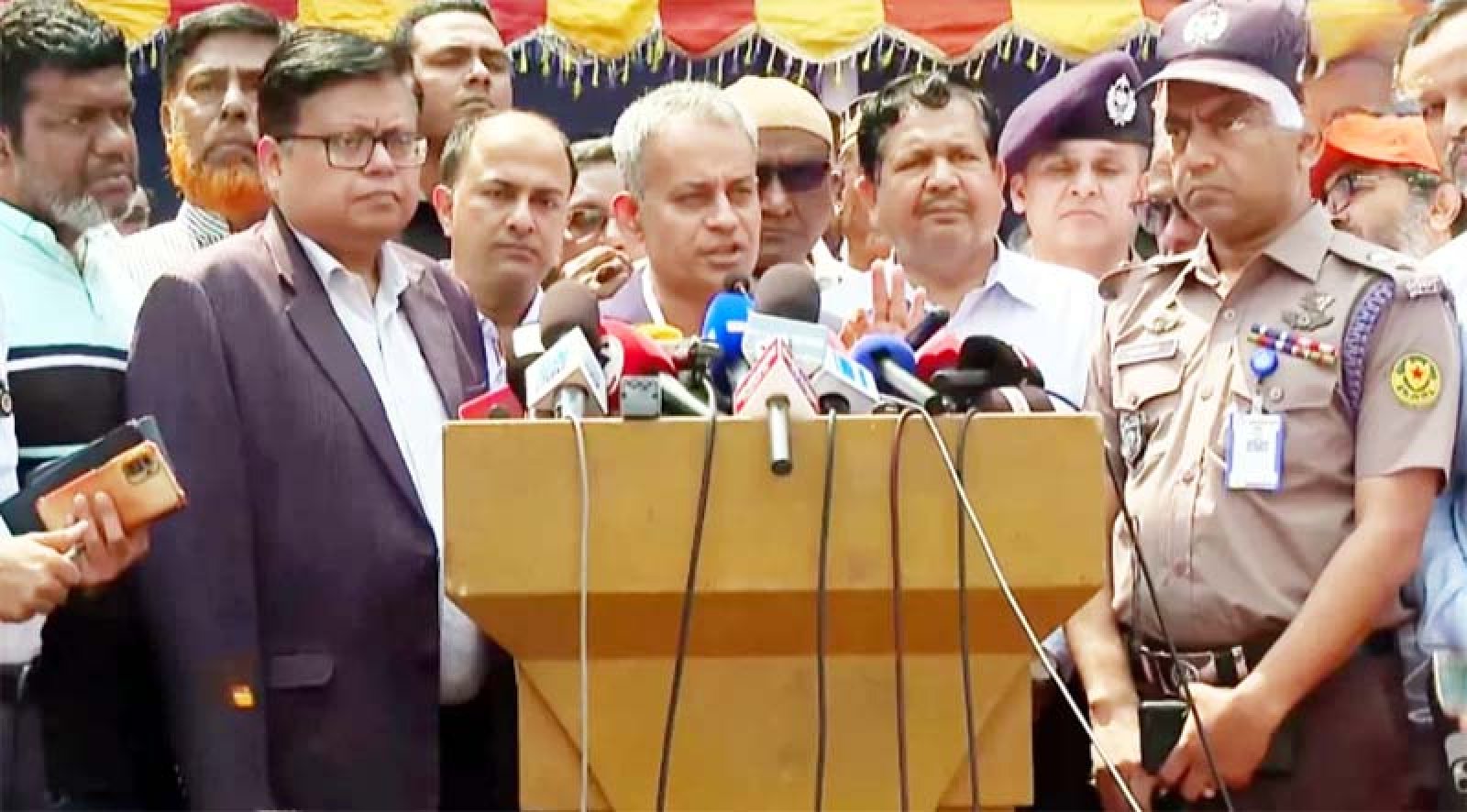 সব বাস কাউন্টার থেকে নির্ধারিত ভাড়া নেওয়া হচ্ছে