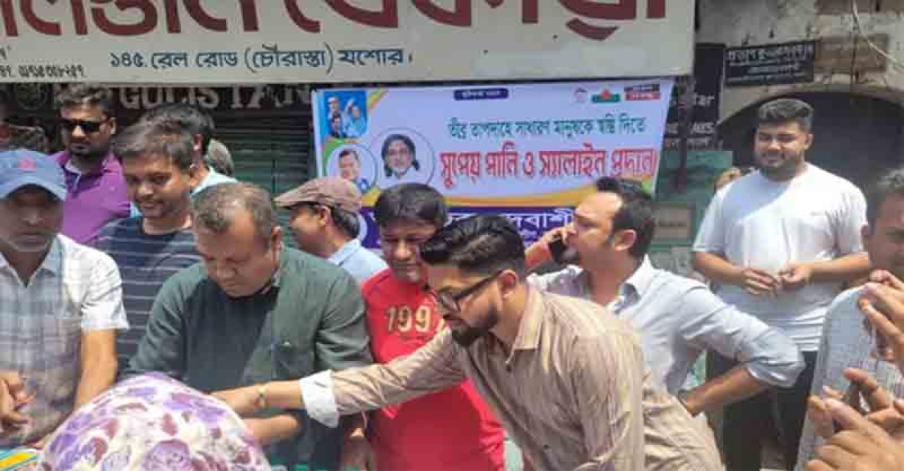 তীব্র তাপদাহে পানি ও স্যালাইন বিতরণ