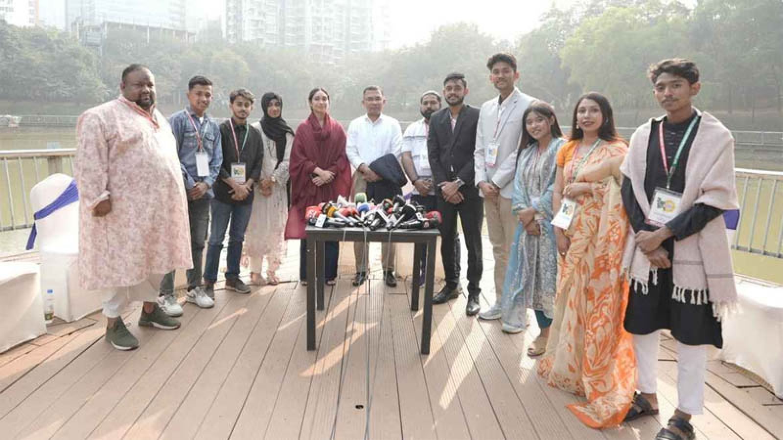 ‘রিল মেকিং’ বিজয়ীদের সঙ্গে মেয়েকে নিয়ে তারেক রহমানের আড্ডা