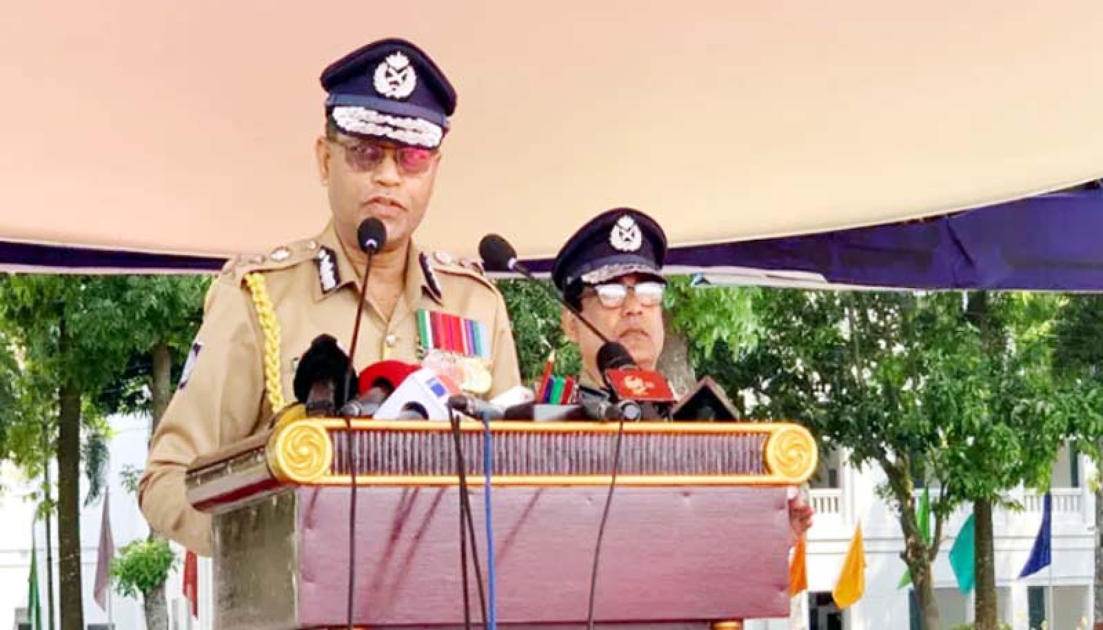 পুলিশ সদস্যের প্রধান দায়িত্ব জনগণের নিরাপত্তা নিশ্চিত করা