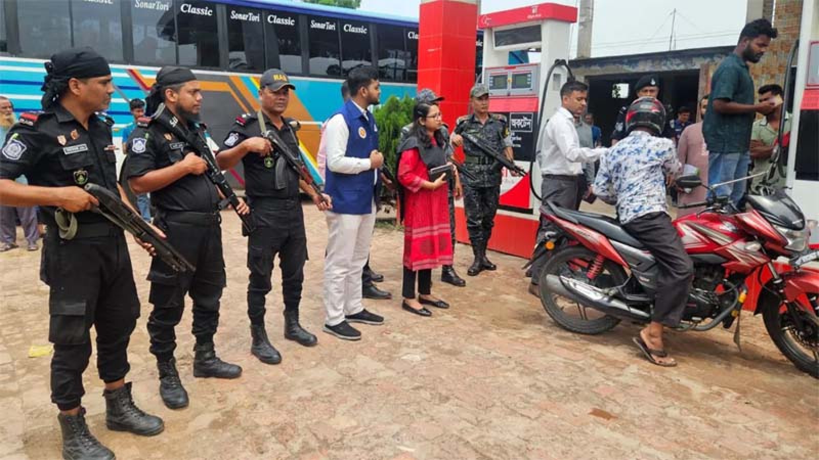 ডিজেল মজুত রেখে পাম্প বন্ধ, ড্রামে অকটেন বিক্রির সময় ধরা