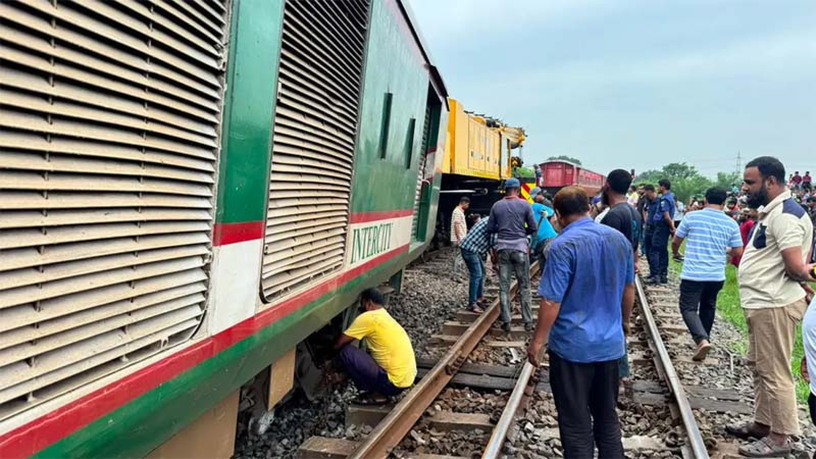 একতা এক্সপ্রেস ট্রেন লাইনচ্যুত, উত্তরাঞ্চলের সঙ্গে ঢাকার রেল যোগাযোগ বন্ধ