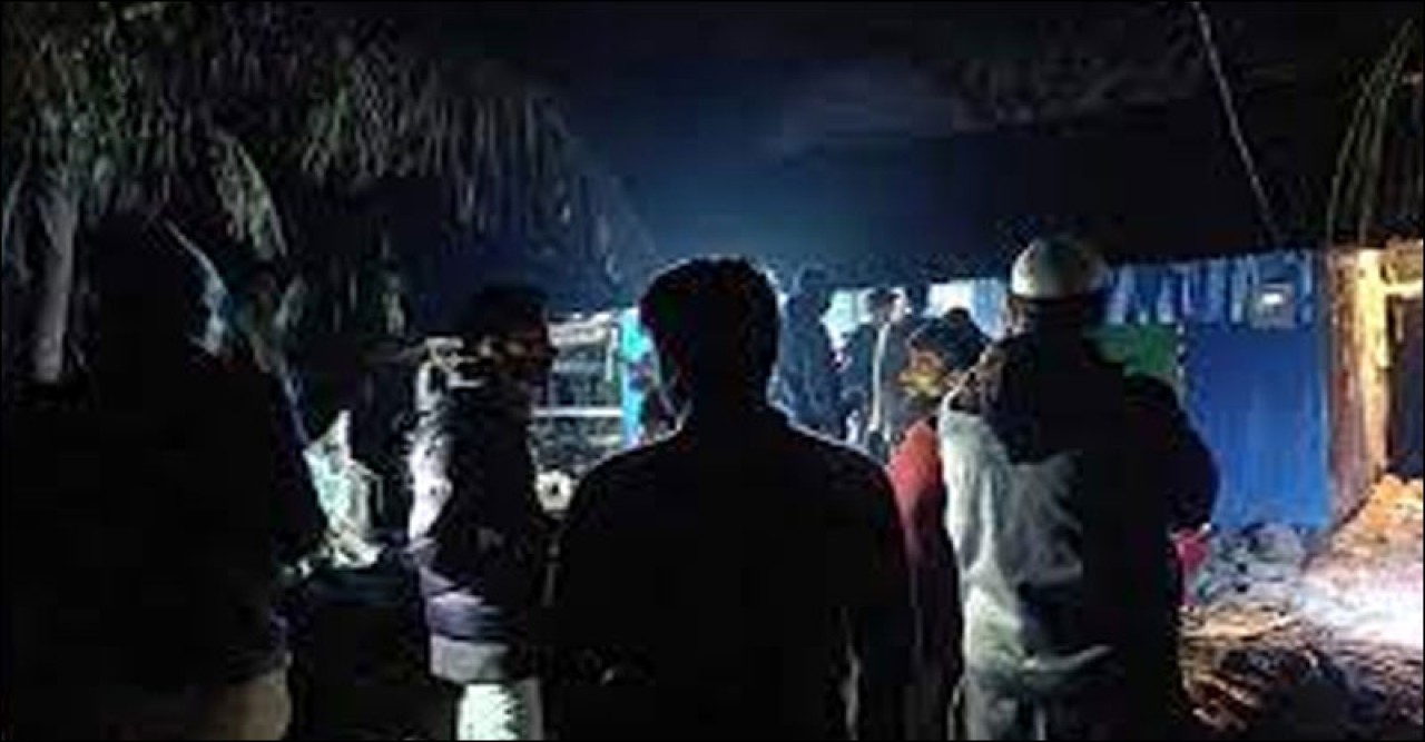সন্তানের সামনেই গলায় ফাঁস নিলেন বাবা-মা