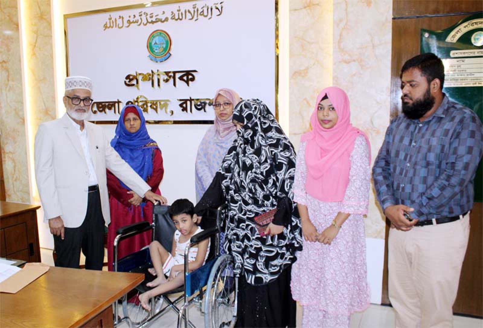 রাজশাহী জেলা পরিষদের উদ্যোগে সাতজন পেলেন হুইলচেয়ার