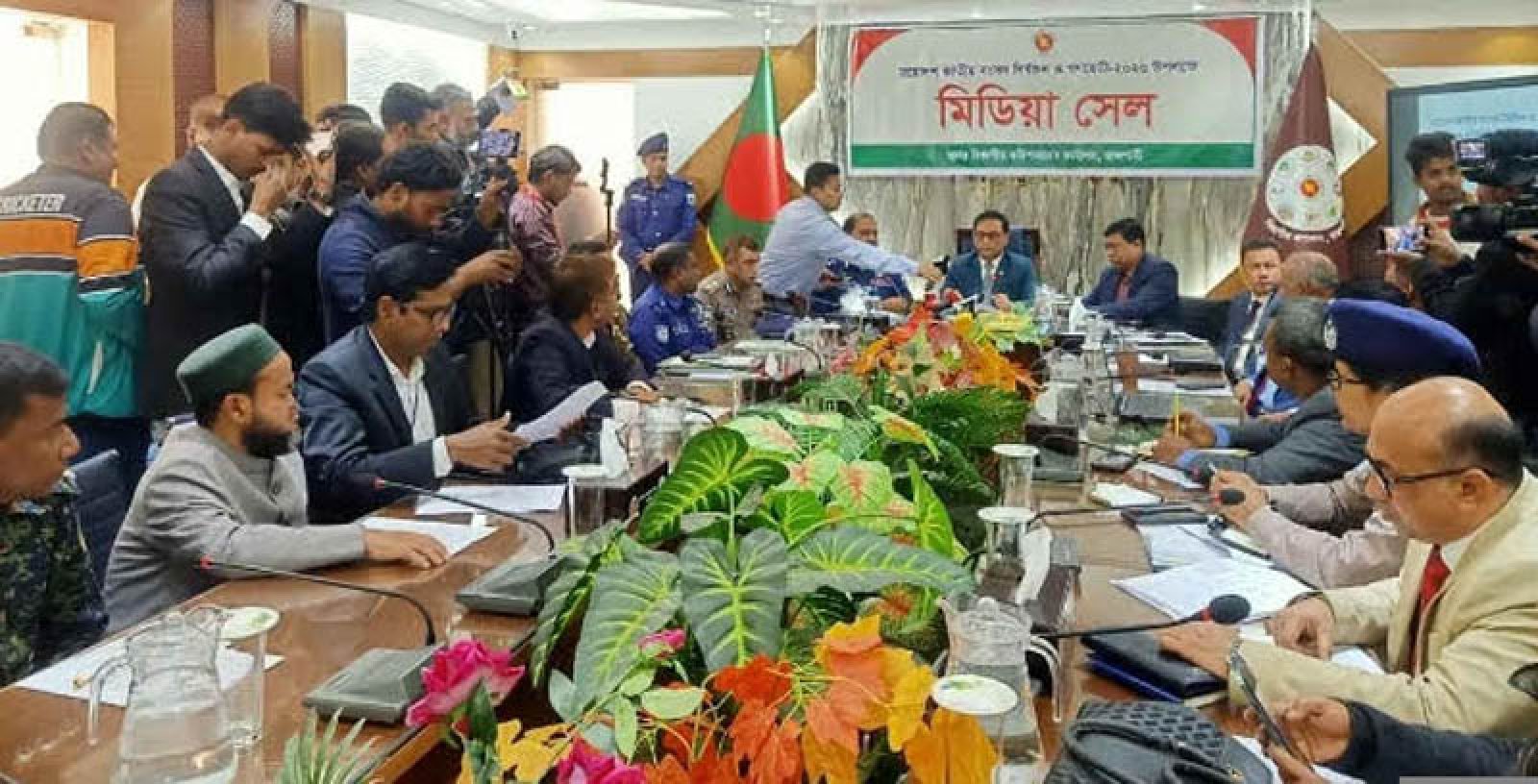 রাজশাহীতে  সংহিসতা রোধে সর্বাত্মক প্রস্তুতি গ্রহণ !! উদ্ধার ৫৬৩ টি অবৈধ অস্ত্র বিভাগীয় কমিশনার