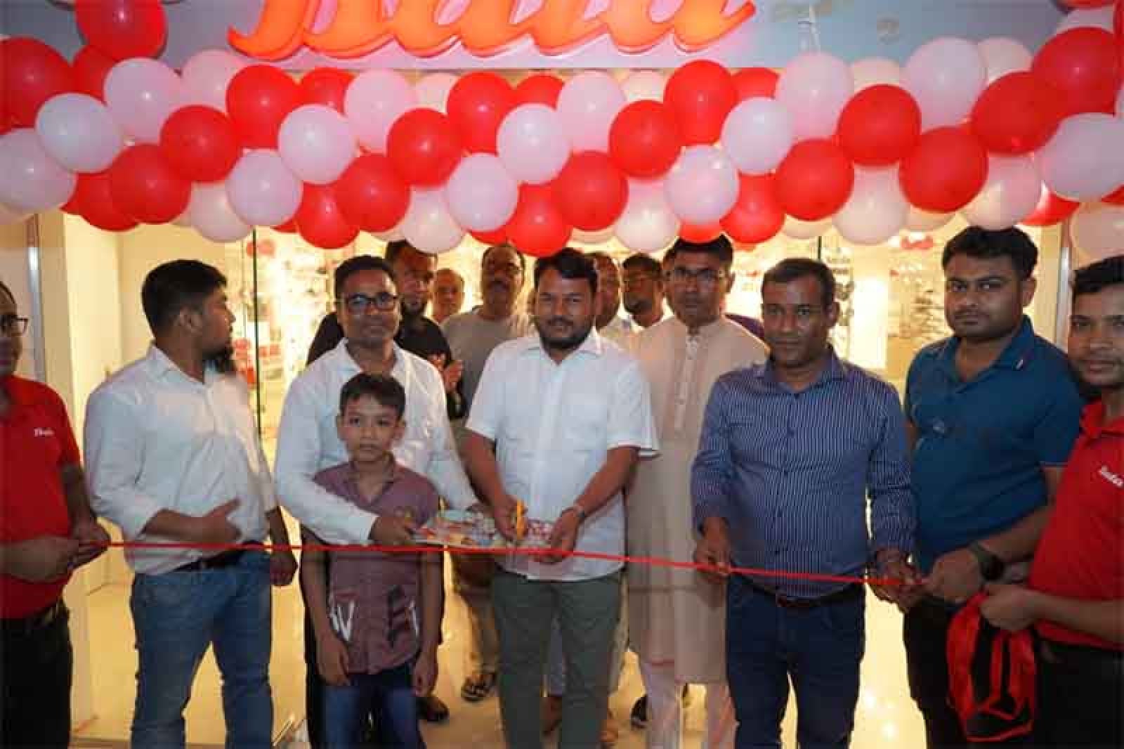 থিম ওমর প্লাজায় বাটার নতুন শো-রুমের উদ্বোধন করলেন রাসিক প্রশাসক