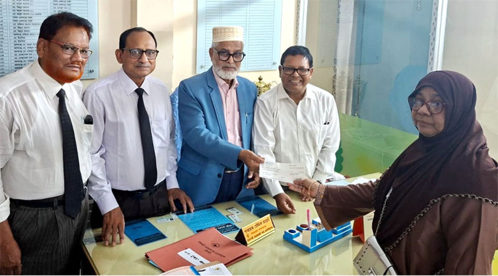 আইনজীবী কল্যাণ তহবিলের অনুদানের চেক বিতরণ