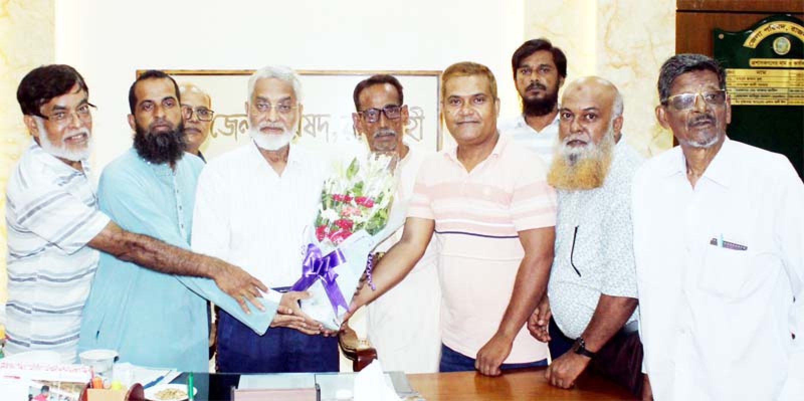 রাজশাহী সদর দলিল লেখক সমিতির পক্ষ থেকে জেলা পরিষদের প্রশাসককে ফুলেল শুভেচ্ছা