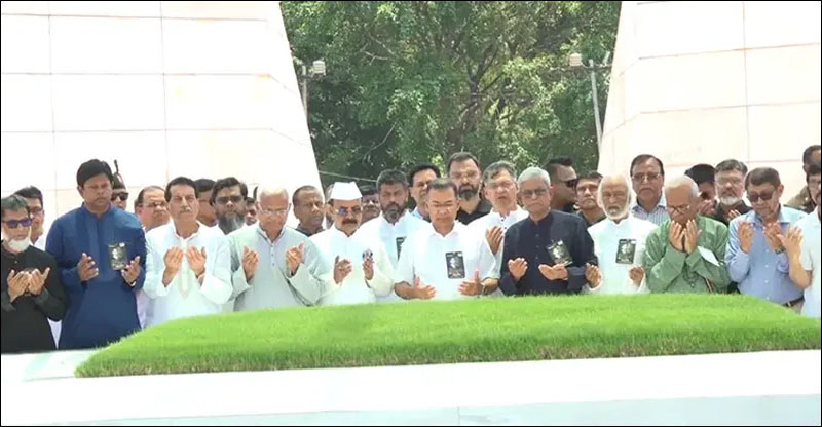 জিয়াউর রহমানের সমাধিতে প্রধানমন্ত্রীর শ্রদ্ধা