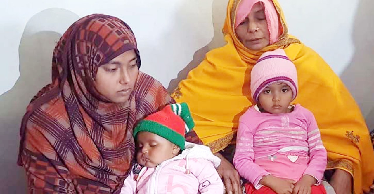 কোলের দুই সন্তান নিয়ে নির্বাক সৈনিকের স্ত্রী