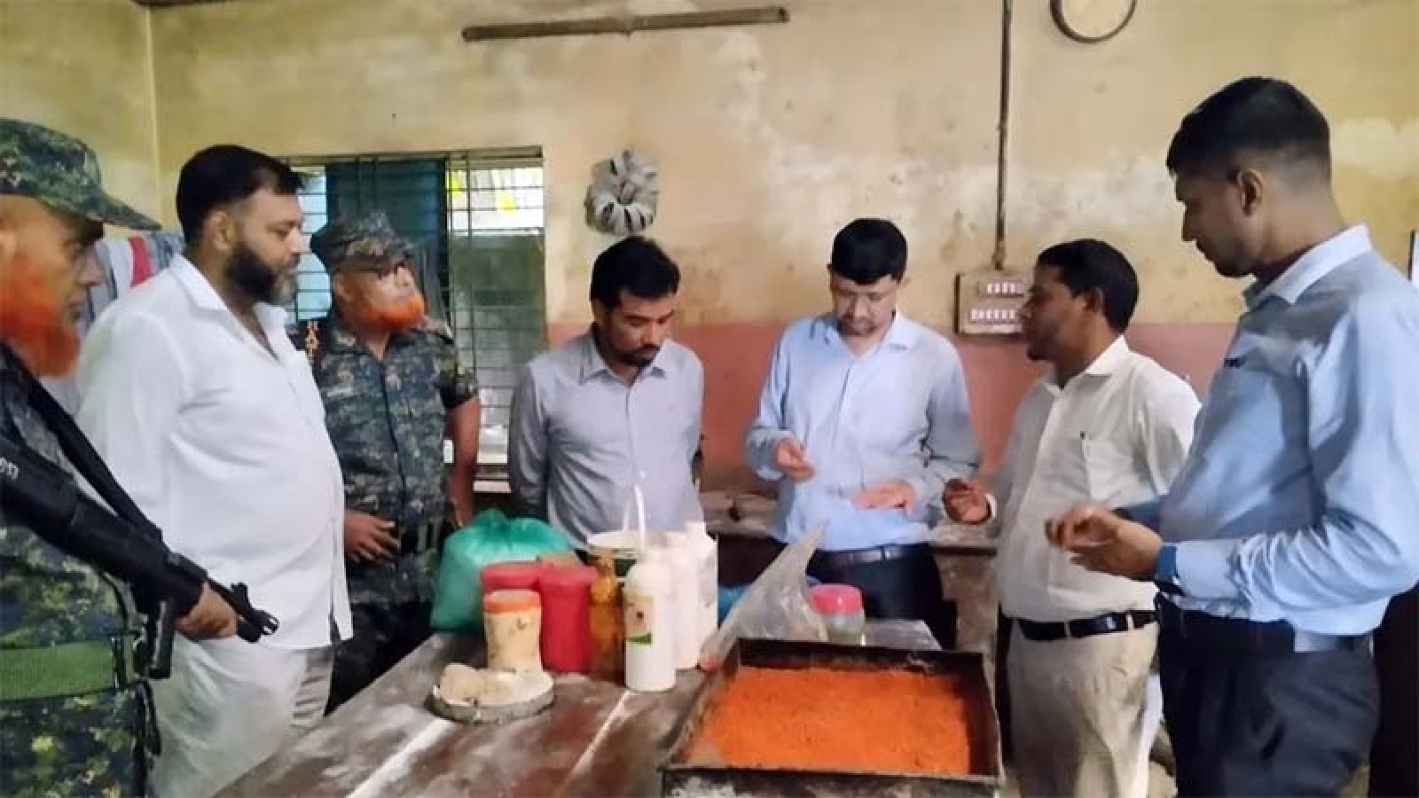দুধে ক্যামিক্যাল মেশানো ও ভেজাল দেওয়ায় ২ প্রতিষ্ঠানকে জরিমানা