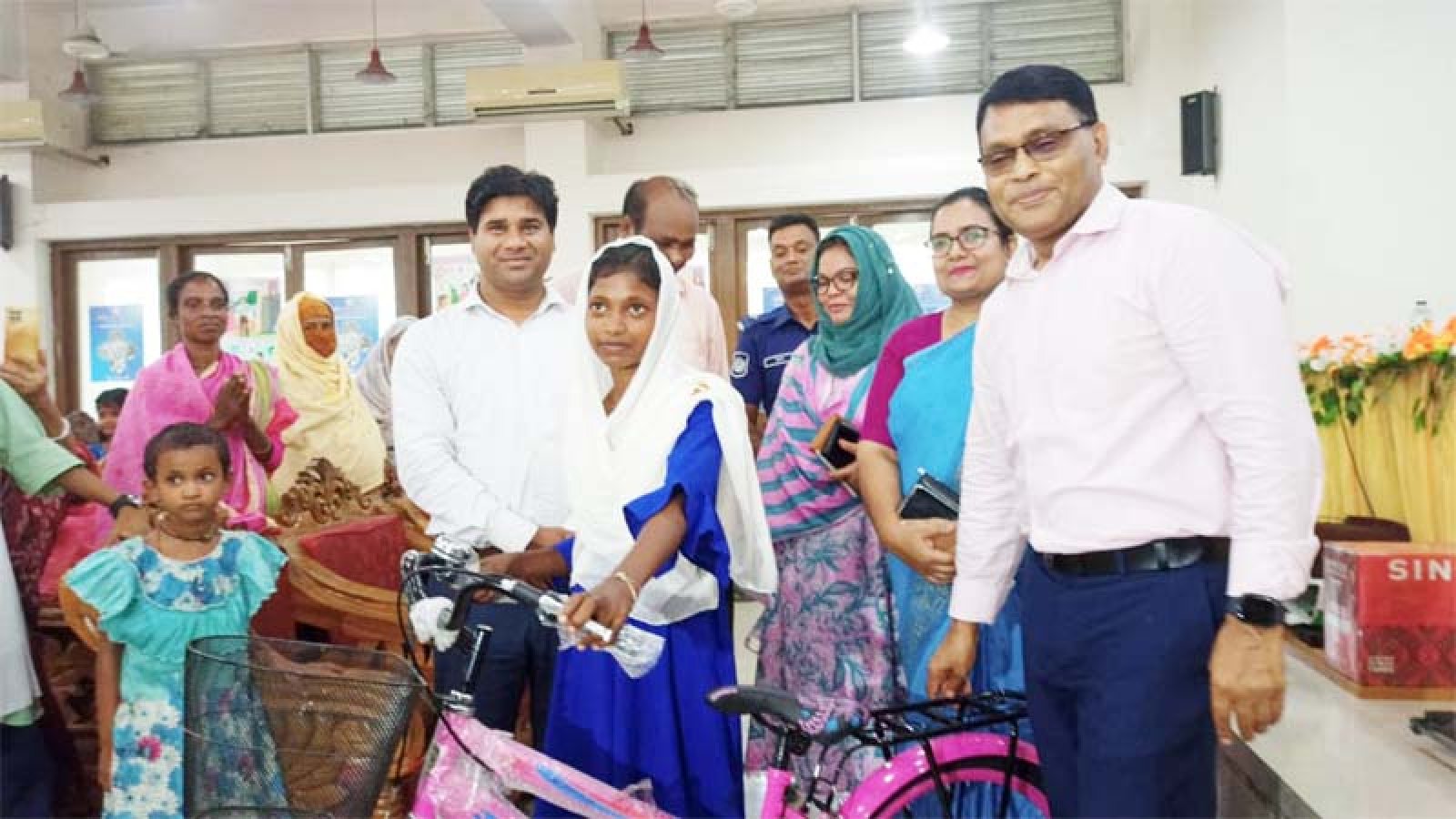 গোদাগাড়ীতে ক্ষুদ্র নৃ-গোষ্ঠীর শিক্ষার্থীদের বাইসাইকেল,শিক্ষাবৃত্তি ও সলাই মেশিন বিতরণ: মাদকমুক্ত সমাজ গড়ার প্রত্যয় জেলা প্রশাসকের