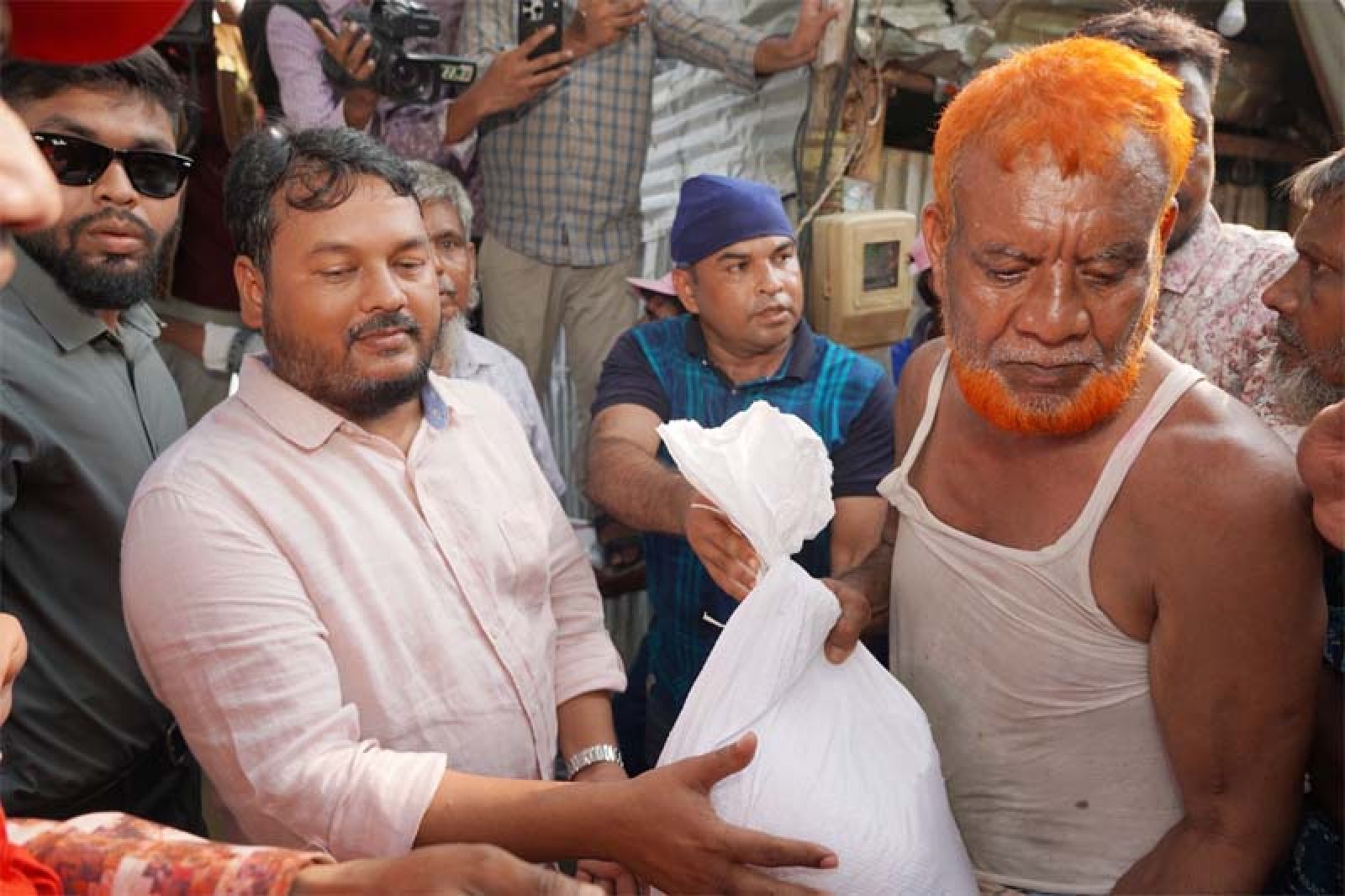 রাজশাহীতে বন্যার্তদের পাশে রাসিক প্রশাসক, ত্রাণ ও জরুরি ওষুধ বিতরণ