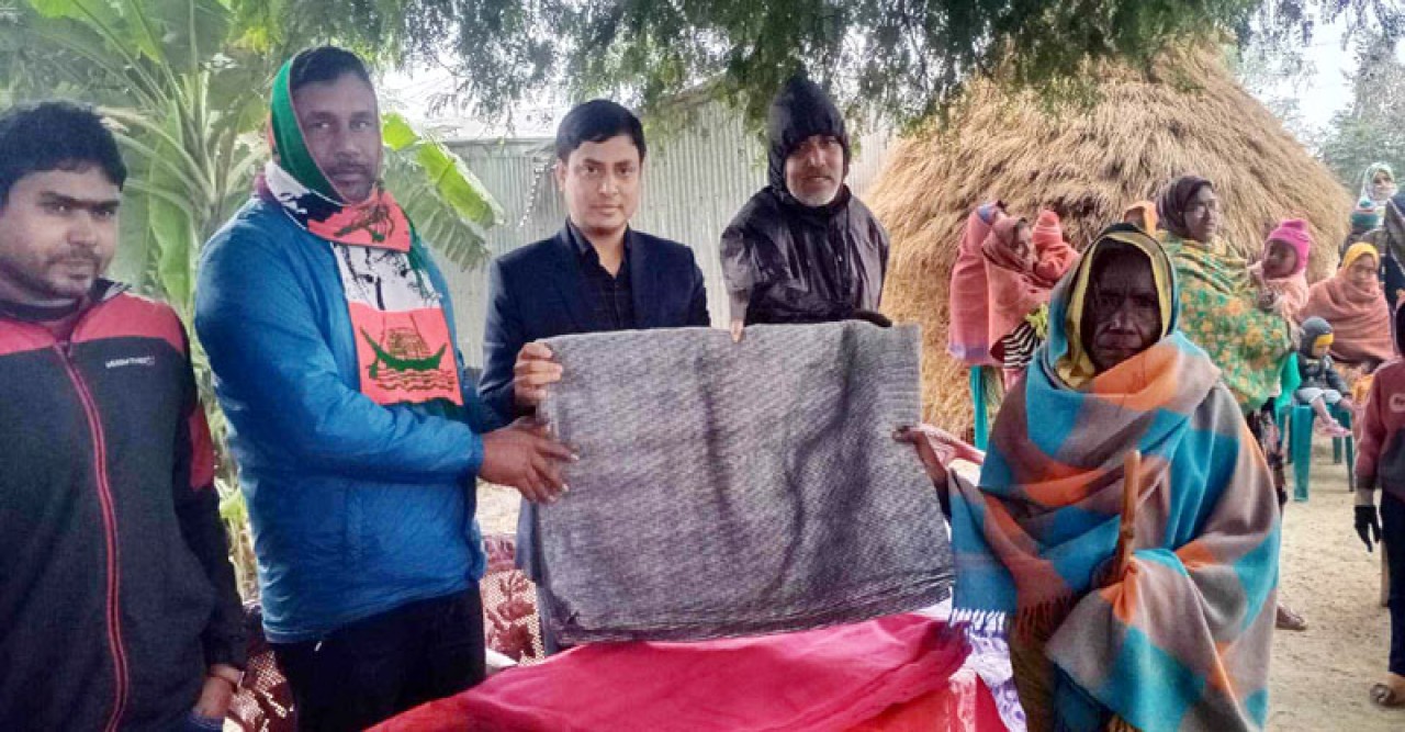 নিয়ামতপুরে শীতার্তদের মাঝে শীতবস্ত্র বিতরণ