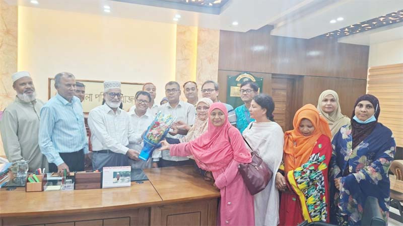 জেলা পরিষদ প্রশাসক এরশাদ আলী ঈশাকে  কমেলা হক ডিগ্রি কলেজের ফুলেল শুভেচ্ছা