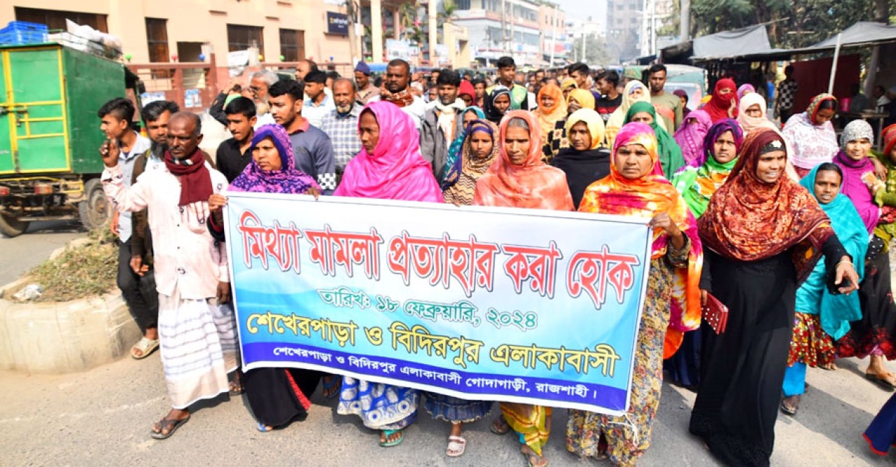 বালু কারবারিদের কারণে গ্রাম ও বন হুমকির মুখে॥ প্রতিবাদ করায় গ্রামবাসীর বিরুদ্ধে মিথ্যা মামলা