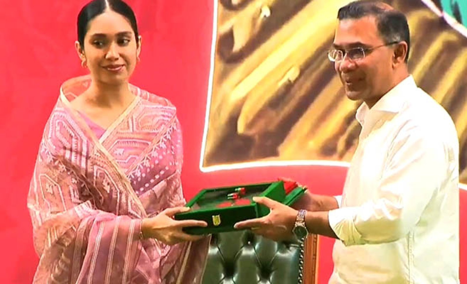 খালেদা জিয়ার স্বাধীনতা পুরস্কার গ্রহণ করলেন জাইমা রহমান