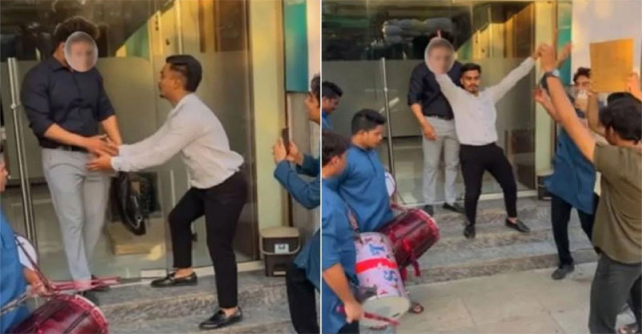 ঢোল বাজিয়ে বসের সামনে নাচলেন যুবক